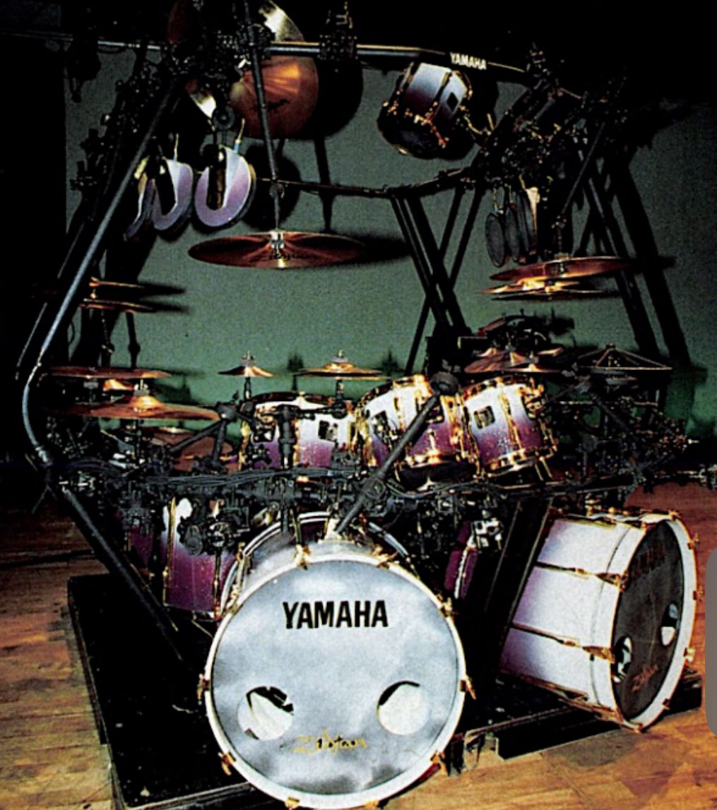 真矢さんが原点回帰として選んだYamaha Recording Custom

1994年6月号のドラマガ初登場の際に使っていたのが、画像のRecording Customでした

ラックを櫓のように組み、上側にもタイコを並べたこのド派手な2バス・セット、懐かしい人も多いのではないでしょうか？

drumsmagazine.jp/news/shinya-ne…