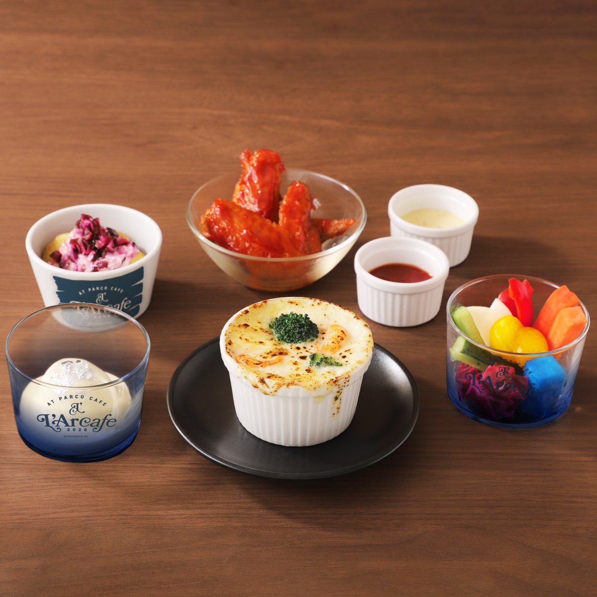 ／
L'Arc-en-Ciel 結成35周年を記念したコラボカフェ
🌈L'Arcafe 2026 at PARCO CAFE🌈
渋谷、心斎橋、名古屋で期間限定オープン！
＼

「CAFE TIME」と「BAR TIME」の2部制で展開し、これまでに紡がれてきた楽曲の数々から着想を得た、オリジナルコラボカフェメニューをご提供いたします🍽️☕