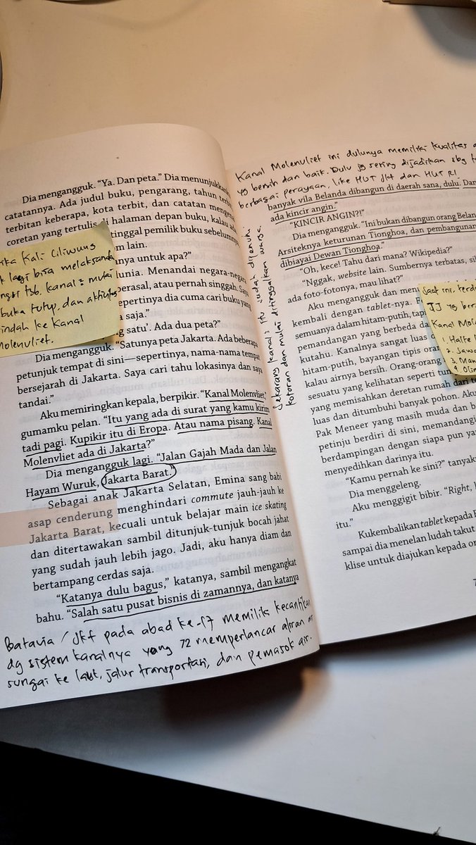 hasnasphere's tweet photo. SETUJU BANGET!!! Aku jg sukaa coret2 buku kaya gini karena jadi aesthetic in its own way! 😆 Kelihatan berantakan, tapi cakep. 

Trus kalo pas dibaca ulang tuh bikin inget sama momen pas baca bukunya. Inget pas lagi salting, marah2, curhat, atau bahkan pas nemu ilmu baru 😍😆 https://t.co/nw4RgbN1Px