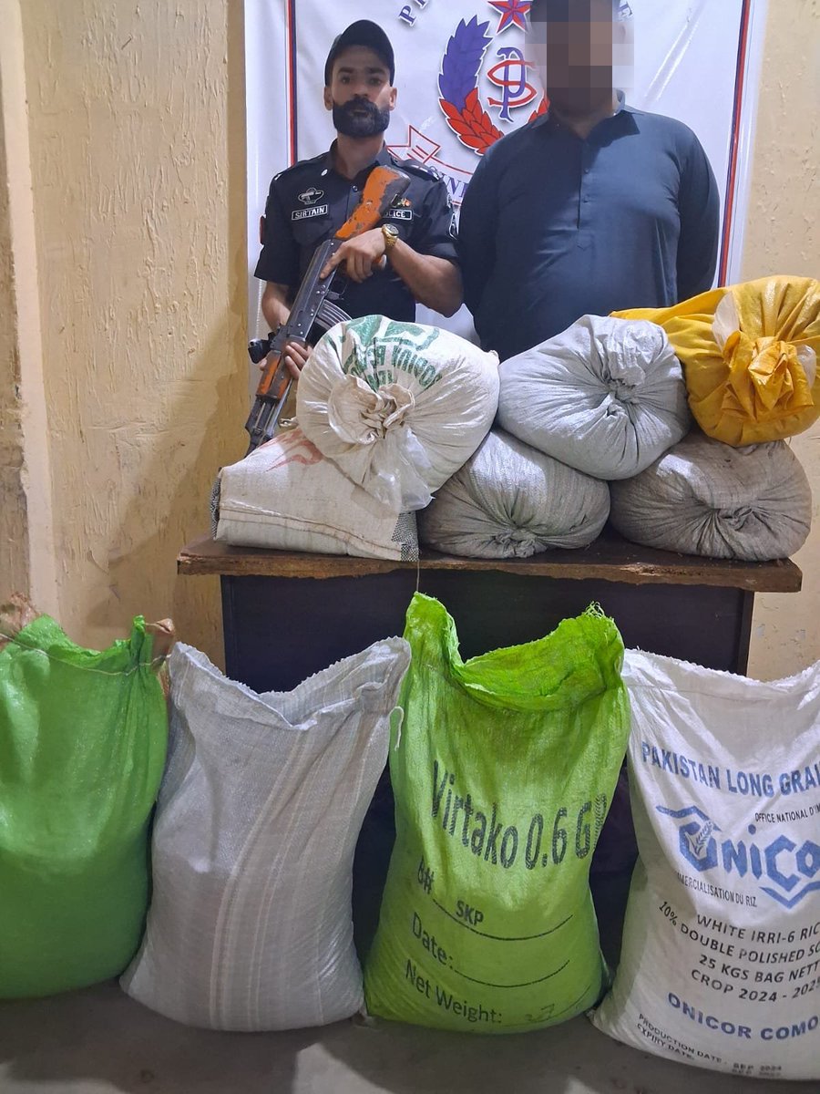 KarachiPolice_'s tweet image. تھانہ کورنگی پولیس نے خفیہ اطلاع پر کورنگی نمبر 2 مارکیٹ گلی میں چھالیہ فروش ملزم ارسلان شیخ کو گرفتار کیا، جس کے قبضے سے 120 کلو گرام مضر صحت چھالیہ برآمد ہوئی۔  مقدمہ درج کر کے مزید تفتیش شروع کی گئی ہے۔  

#KarachiPolice #DrugSeizure #CriminalInvestigation  #CommunitySafety