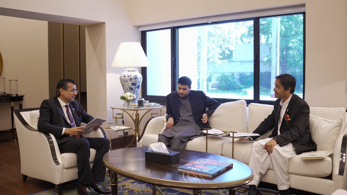 SIPunjab's tweet photo. Chairman and CEO of PCMMDC, Mr. Muhammad Ibrahim Tariq Shafi and Cap (R) Bilal Hashim, called on Advisor to CM on AI &amp; Special Initiatives Ali Dar to present a proposal exploring collaboration opportunities to modernise and develop Punjab’s cattle market infrastructure. https://t.co/rr6CUZad71