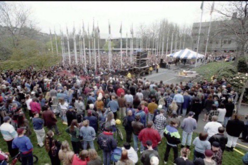 il 10 Aprile 1994 oltre 5.000 persone
parteciparono alla cerimonia
commemorativa in memoria di
Kurt Cobain, al Seattle Flag Pavilion.
#KurtCobain #pillolerock
