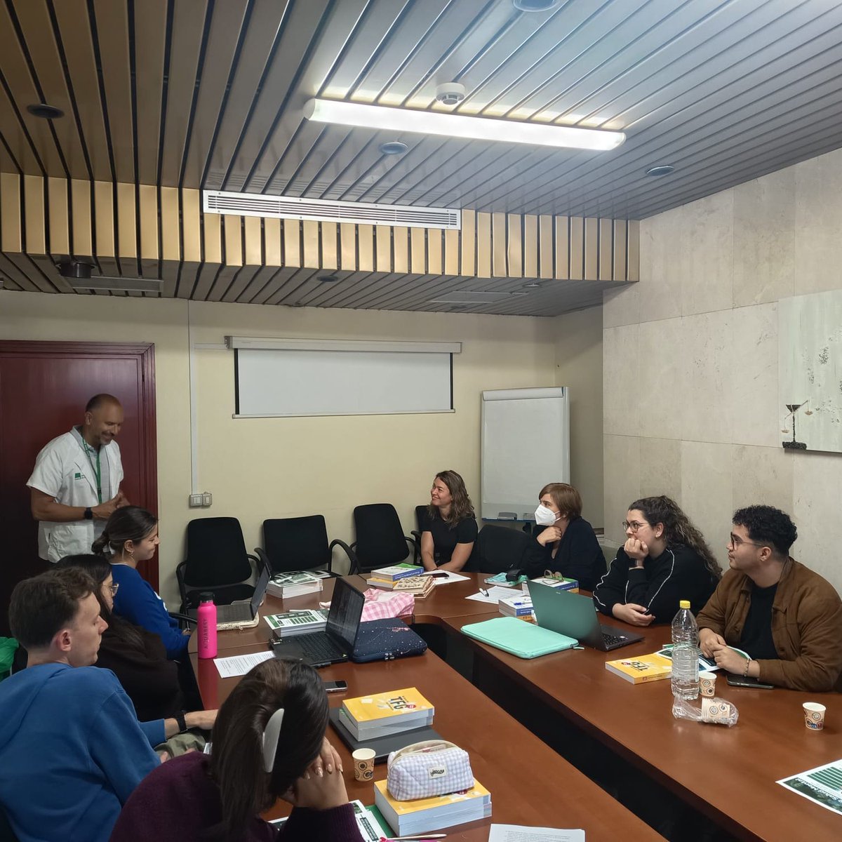 SATSE_Canarias's tweet photo. ✅ Los delegados de #SATSE Las Palmas, @Juantrenzado y @DanielTenesor, se reunieron con el alumnado de 1º y 2º curso de EIR de Enfermería de Salud Mental en el Hospital Juan Carlos I.
✍️ Compartieron información y entregaron varios libros.
#SaludMental #EIR #Enfermería #Fuden https://t.co/mhCcBtfECQ