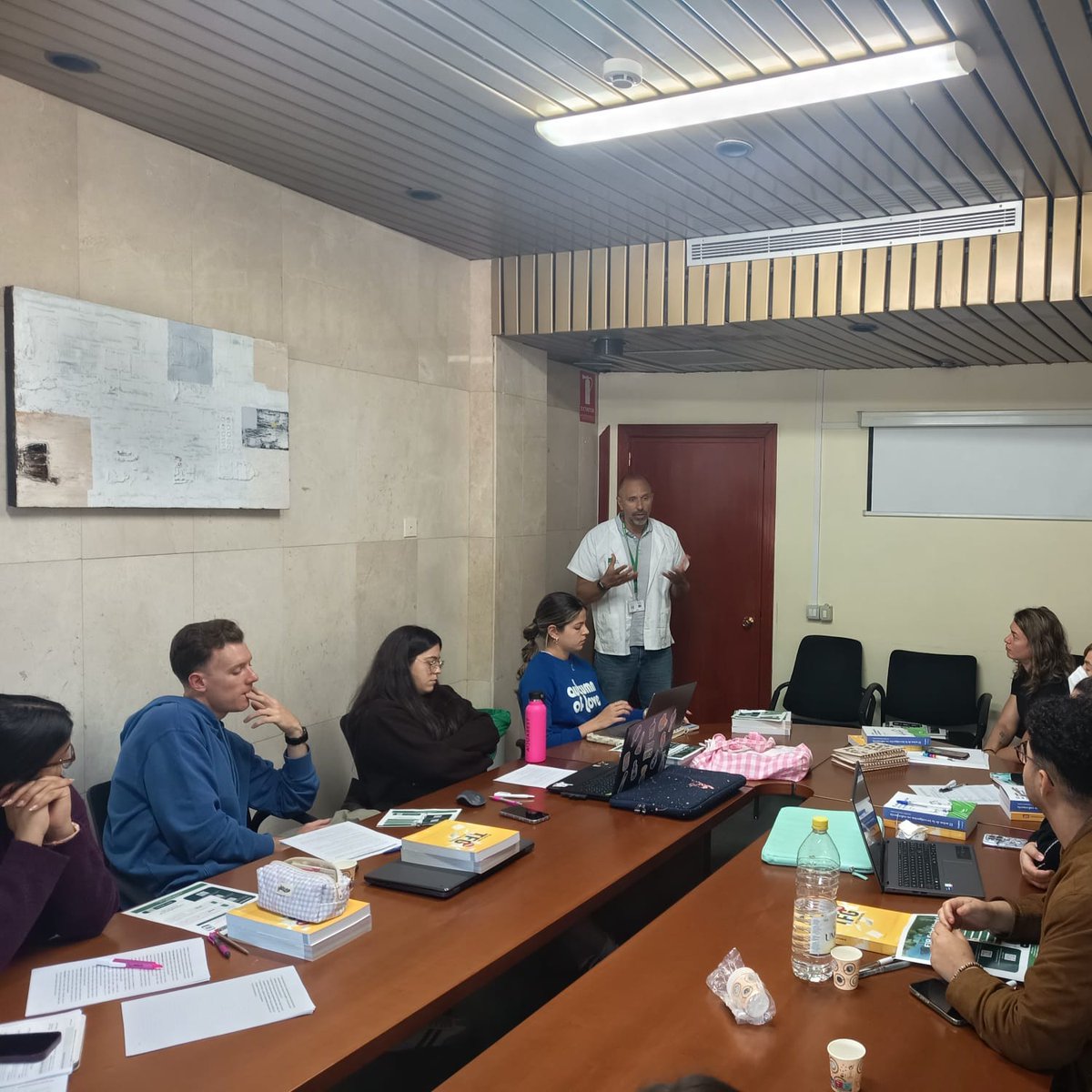SATSE_Canarias's tweet photo. ✅ Los delegados de #SATSE Las Palmas, @Juantrenzado y @DanielTenesor, se reunieron con el alumnado de 1º y 2º curso de EIR de Enfermería de Salud Mental en el Hospital Juan Carlos I.
✍️ Compartieron información y entregaron varios libros.
#SaludMental #EIR #Enfermería #Fuden https://t.co/mhCcBtfECQ