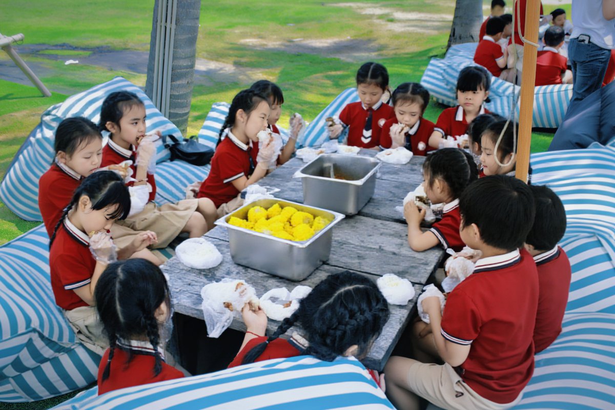 HainanToday's tweet image. Class is out, nature is in! Kindergarten kids enjoyed a fun day by the waves, trying water sports and having a sunny picnic by the sea.
#RiyueBay #KidsFun #OutdoorClass #SpringTrip