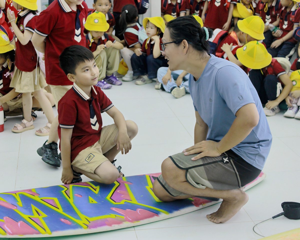 HainanToday's tweet image. Class is out, nature is in! Kindergarten kids enjoyed a fun day by the waves, trying water sports and having a sunny picnic by the sea.
#RiyueBay #KidsFun #OutdoorClass #SpringTrip