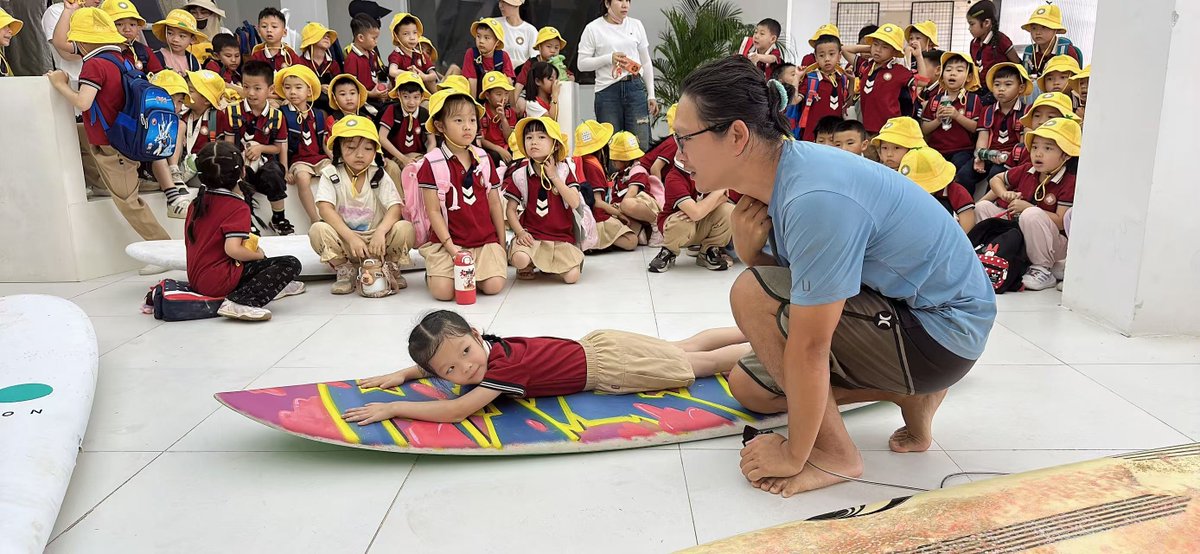 HainanToday's tweet image. Class is out, nature is in! Kindergarten kids enjoyed a fun day by the waves, trying water sports and having a sunny picnic by the sea.
#RiyueBay #KidsFun #OutdoorClass #SpringTrip