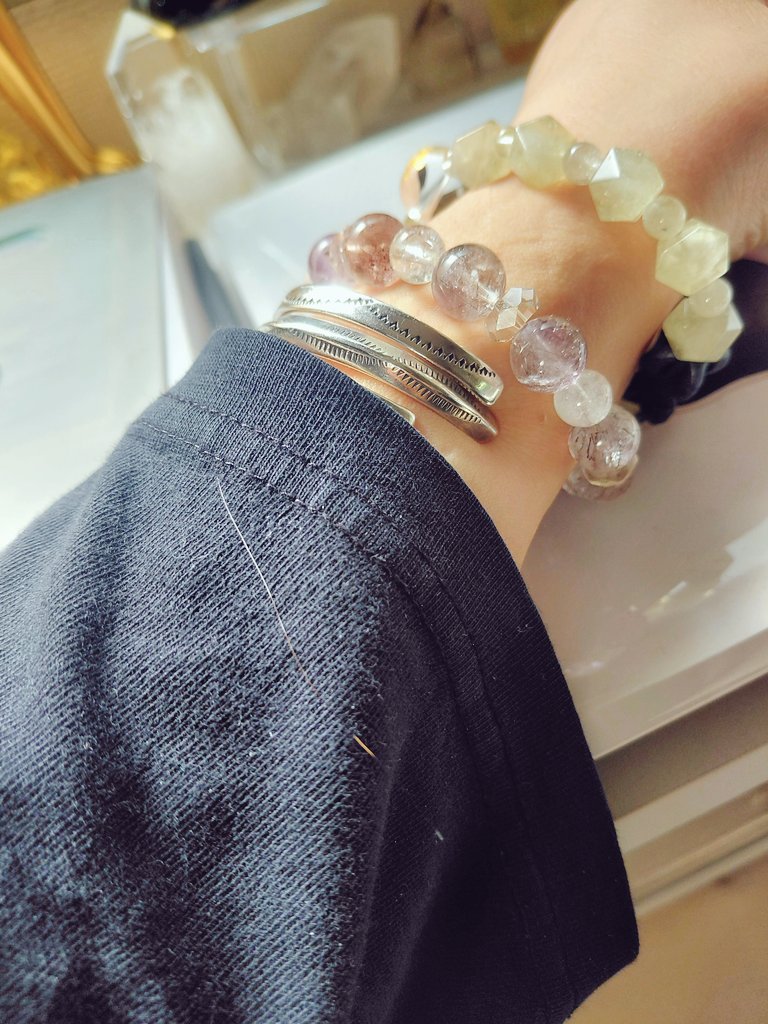 昨日は無事に弦歌の四十九日でした✨
沢山の弦歌の動画を見て、ほのぼのと過ごしました🐈‍⬛✨
入れすぎ位ご飯入れました笑
朝は、まるで今付いたのか？ってくらいの弦歌の毛が袖に付いてるのを発見しただけで嬉し泣きしてました✨
これからも傍に居ると信じ、近々のイベント楽しんで行きたいと思います✨