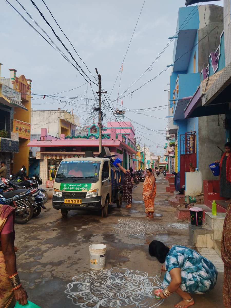 bdo_rangeilunda's tweet photo. Door-to-door waste collection in various GPs under Rangeilunda Block to ensure proper solid waste management and sanitation. @Ganjam_Admin @ZP_Ganjam @PRDeptOdisha @sdmbam #rangeilundablock https://t.co/dqNSnuu5wr