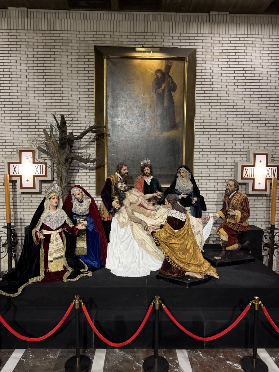 MortajaJerez's tweet image. #Altar || Ya se encuentran nuestros Sagrados Titulares en su Altar de diario para la veneración de sus fieles.

#SagradaMortaja
#Caridad
#ReinadelosÁngeles
