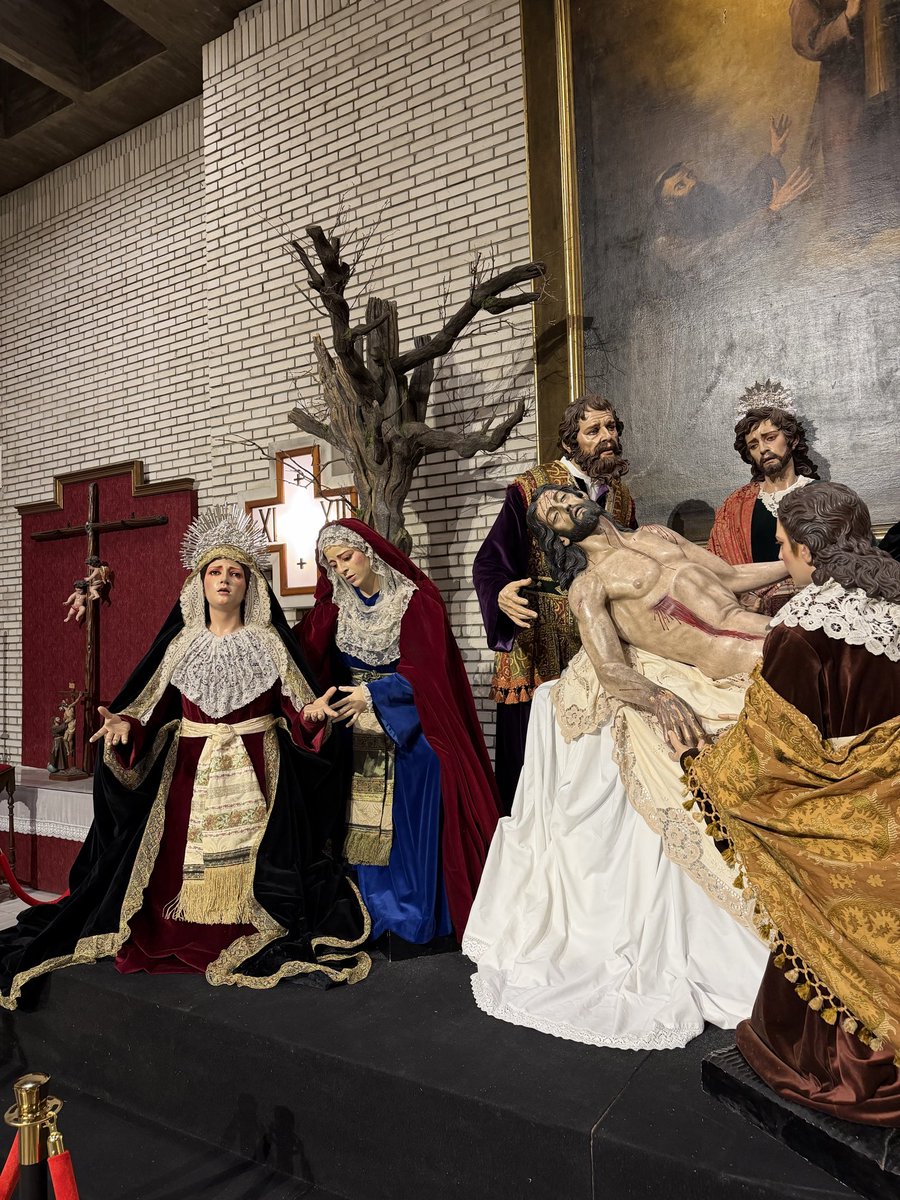 MortajaJerez's tweet image. #Altar || Ya se encuentran nuestros Sagrados Titulares en su Altar de diario para la veneración de sus fieles.

#SagradaMortaja
#Caridad
#ReinadelosÁngeles