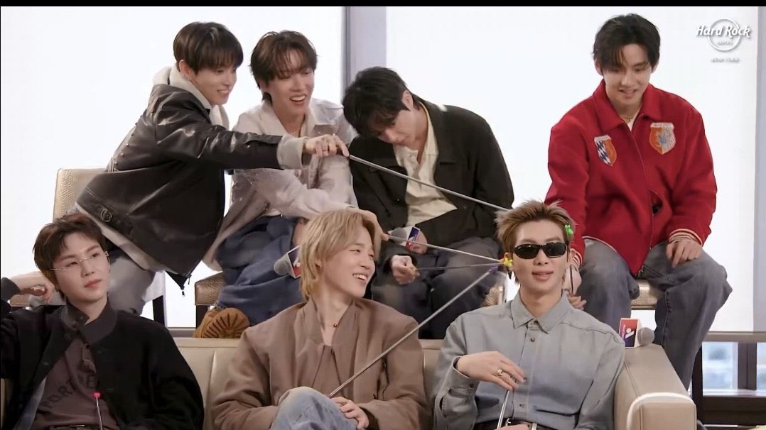 มรึงงงง ...  ชูก้า.....555555555 
เหมือนอยู่คนละโลกกกก55555