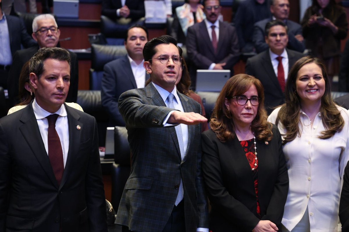 EmbaMexFil's tweet photo. La @EmbaMexFil extiende una cálida felicitación al Canciller @r_velascoa por su ratificación como Secretario de Relaciones Exteriores de 🇲🇽. Le deseamos un gran éxito. @SRE_mx #EmbaMexFil https://t.co/XlPVL8Z4Sp