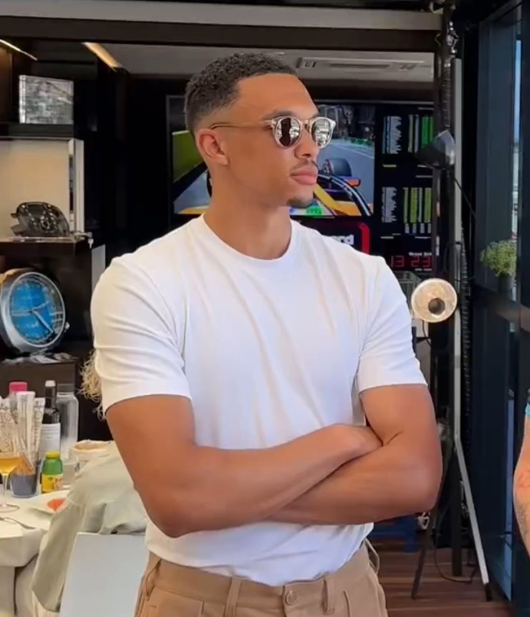 𝐎𝐩𝐨𝐥𝐨𝐭𝐑𝐨𝐧𝐧𝐢𝐞 tweet media