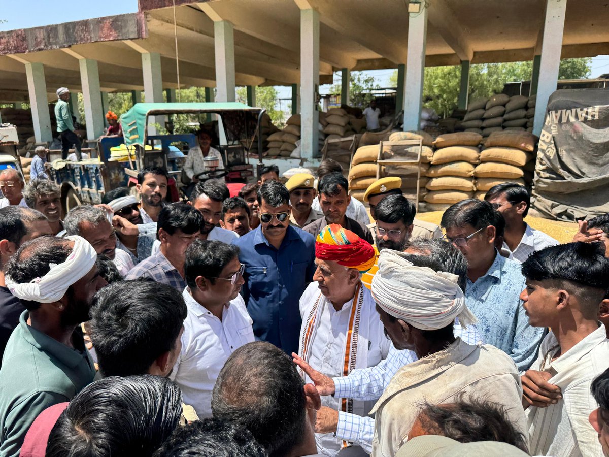 mpbhagirathbjp's tweet image. आज कृषि मंडी किशनगढ़ में किसानों और व्यापारियों से संवाद कर उनकी समस्याओं को विस्तार से सुना और समाधान के लिए संबंधित अधिकारियों को आवश्यक दिशा-निर्देश दिए।

#KisanHit #MSP #Kisan #KrishiMandi #Kishangarh
#BhagirathChoudhary