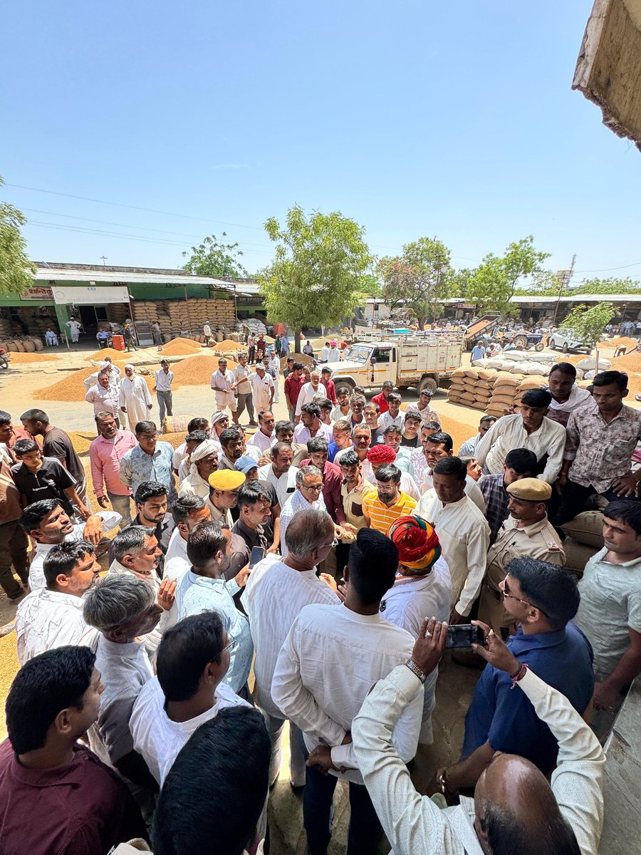 mpbhagirathbjp's tweet image. आज कृषि मंडी किशनगढ़ में किसानों और व्यापारियों से संवाद कर उनकी समस्याओं को विस्तार से सुना और समाधान के लिए संबंधित अधिकारियों को आवश्यक दिशा-निर्देश दिए।

#KisanHit #MSP #Kisan #KrishiMandi #Kishangarh
#BhagirathChoudhary