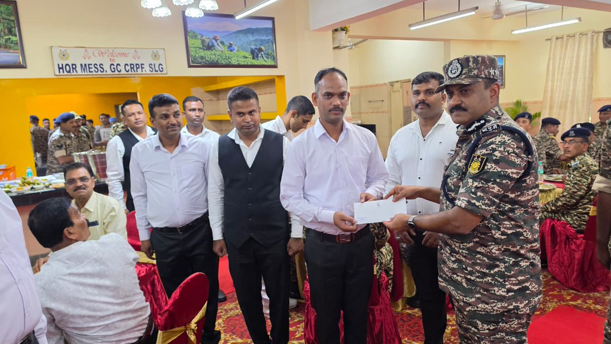 crpfindia's tweet photo. Strengthening the bond! 

​DG #CRPF, Shri G. P. Singh, IPS, addressed troops during a Samvad at GC Siliguri, highlighting the importance of ethics, fitness, and positivity in the line of duty. He later joined the personnel for #Badakhana, sharing a meal and moments of togetherness. 

#NationFirst
#Vandematram150
#MissionNaxalMuktBharat2026
#Samvad
#Siliguri
@gpsinghips
@CentralZoneCrpf
@CrpfWest
@GCCRPFSiliguri