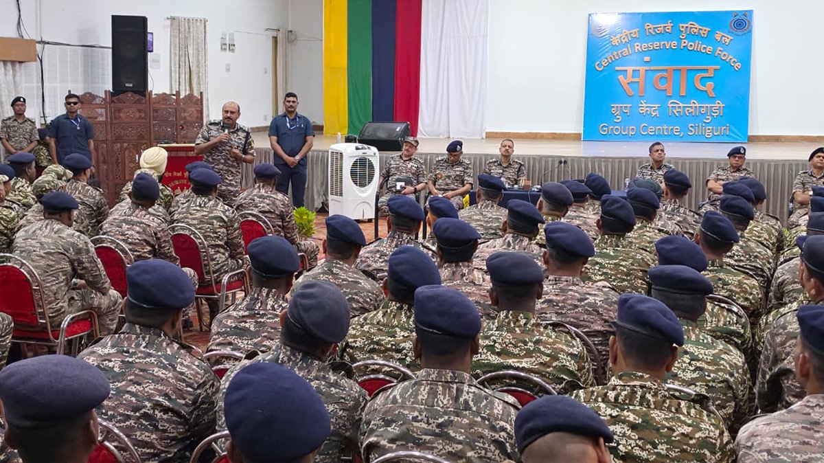 crpfindia's tweet photo. Strengthening the bond! 

​DG #CRPF, Shri G. P. Singh, IPS, addressed troops during a Samvad at GC Siliguri, highlighting the importance of ethics, fitness, and positivity in the line of duty. He later joined the personnel for #Badakhana, sharing a meal and moments of togetherness. 

#NationFirst
#Vandematram150
#MissionNaxalMuktBharat2026
#Samvad
#Siliguri
@gpsinghips
@CentralZoneCrpf
@CrpfWest
@GCCRPFSiliguri