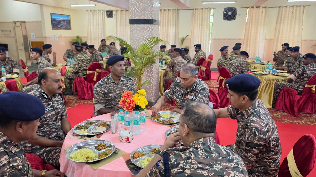 crpfindia's tweet photo. Strengthening the bond! 

​DG #CRPF, Shri G. P. Singh, IPS, addressed troops during a Samvad at GC Siliguri, highlighting the importance of ethics, fitness, and positivity in the line of duty. He later joined the personnel for #Badakhana, sharing a meal and moments of togetherness. 

#NationFirst
#Vandematram150
#MissionNaxalMuktBharat2026
#Samvad
#Siliguri
@gpsinghips
@CentralZoneCrpf
@CrpfWest
@GCCRPFSiliguri