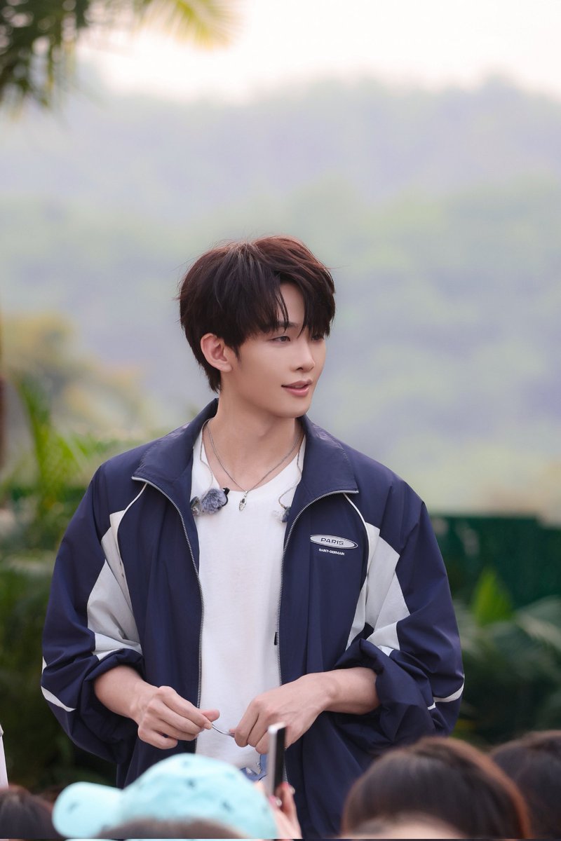 wangheye_id's tweet photo. 20260410 Wang Heye Studio Weibo update
What’s in Xishuangbanna?
Sunshine, music, and good friends,
and Xiao Wang setting off on another joyful journey!
#MelodyRoamingS3 #音你而来3 EP 01 stills just dropped~
#WangHeye #BillyWang #王赫野 #หวังเฮ่อเหย่ #Chinesesinger #WangHeyeMusicLife #王赫野的音乐生活季 #MelodyRoaming #音你而来