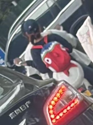 卖萌被肘击 tweet media