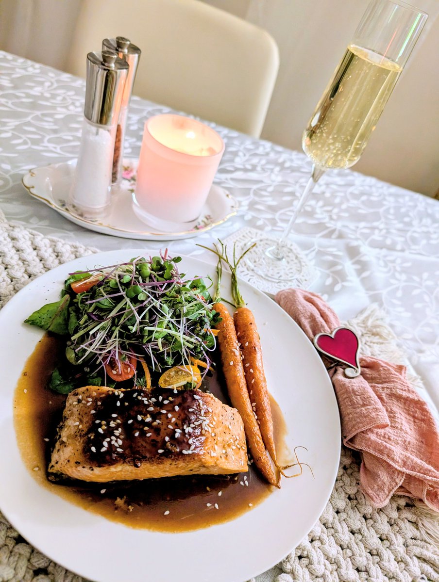 OZZY_GiRL_'s tweet image. Salmon for dinner tonight 🍽️ 
Fresh salad and naturally sweet carrots.
I made a smooth Asian style sauce to serve.
Paired with Tempus Two Prosecco 🥂 
#dinnerforone #OzzysMenu #seafood #homecook