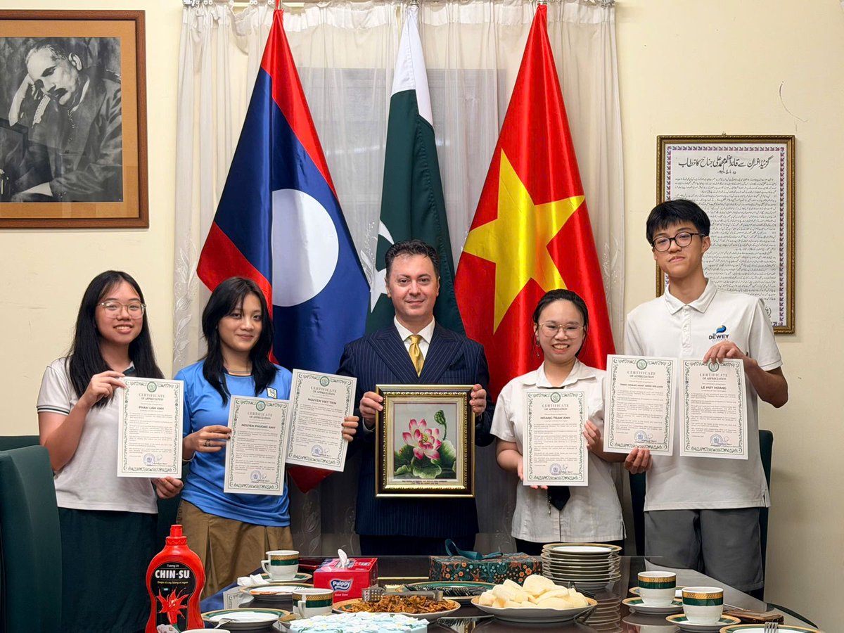 On 9 April, the Embassy welcomed participants from Toes Filmmakers and commended their efforts in producing the documentary “Pakistan – The Hidden Gem of South Asia.”

🇵🇰🇻🇳

<a href="/ForeignOfficePk/">Ministry of Foreign Affairs - Pakistan</a> <a href="/PkPublicDiplo/">Public Diplomacy Pakistan</a> 
#PakistanInVietnam