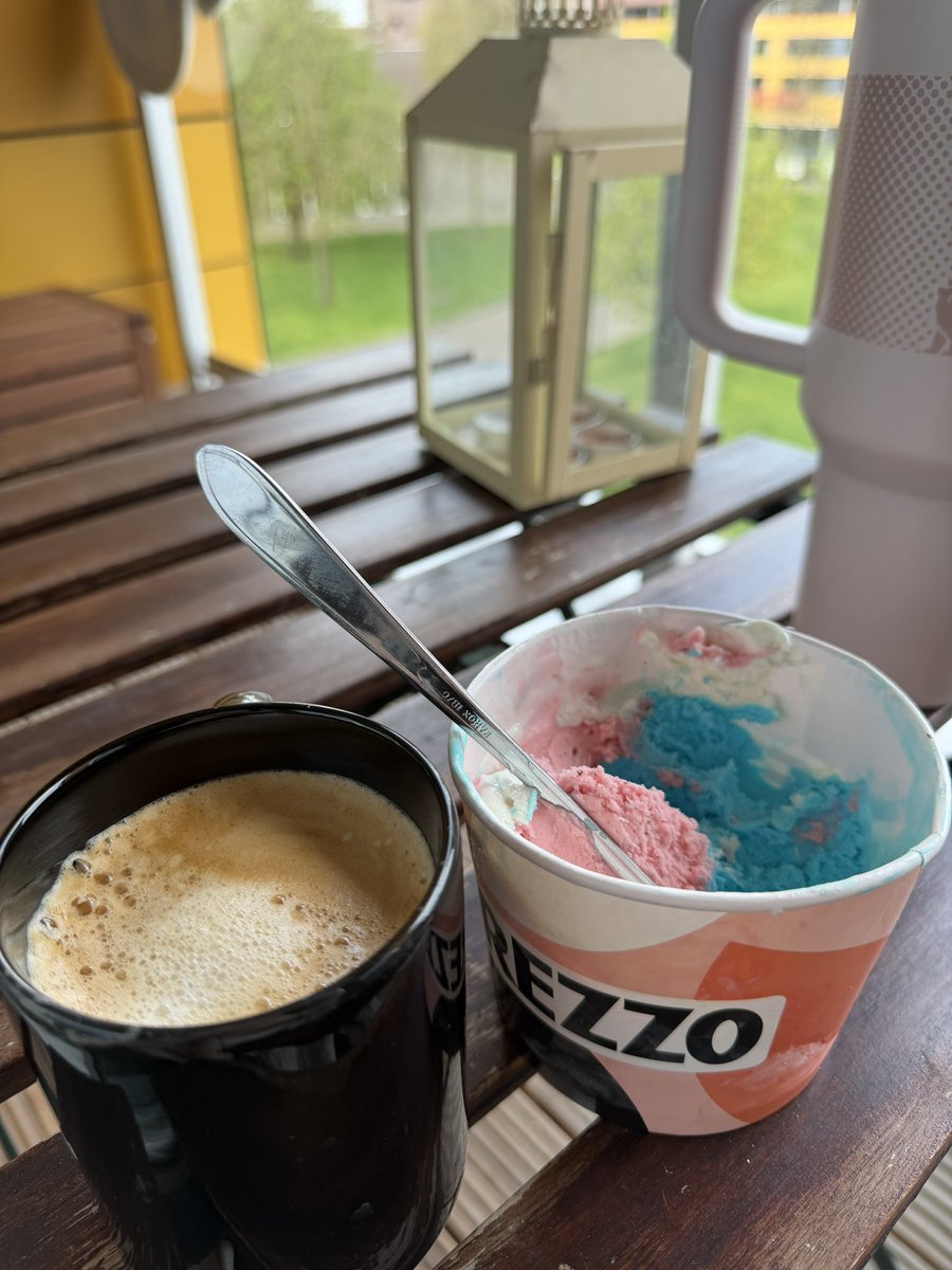 hululisko's tweet photo. bi yudum cappuccino içiyorum bi kaşık dondurma yiyorum kıtlama affogato.. https://t.co/FhDl5GQtaV