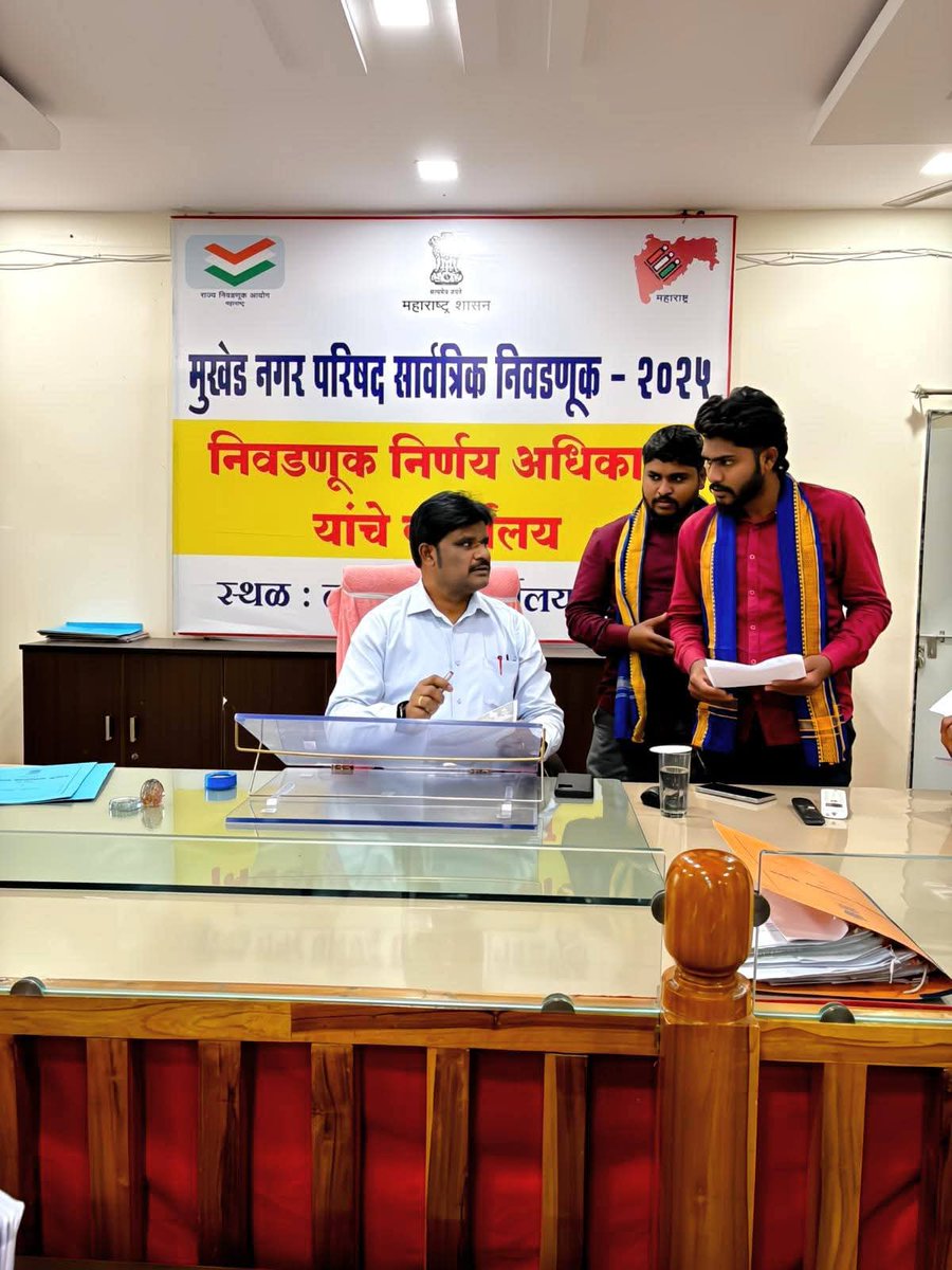 मुखेड तालुक्याचे तहसीलदार मा.राजेश जाधव साहेब यांना वाढदिवसाच्या निमित्ताने खूप खूप मंगलमय शुभेच्छा
आपल्या मार्गदर्शनाखाली तालुक्याची प्रगती अधिकाधिक वाढत राहो, हीच सदिच्छा! ✨
<a href="/rajeshjadhav/">Rajesh Jadhav</a>
_________
राज लष्करे कलंबरकर
(ता. अध्यक्ष, ऑल इंडिया पँथर सेना, मुखेड)