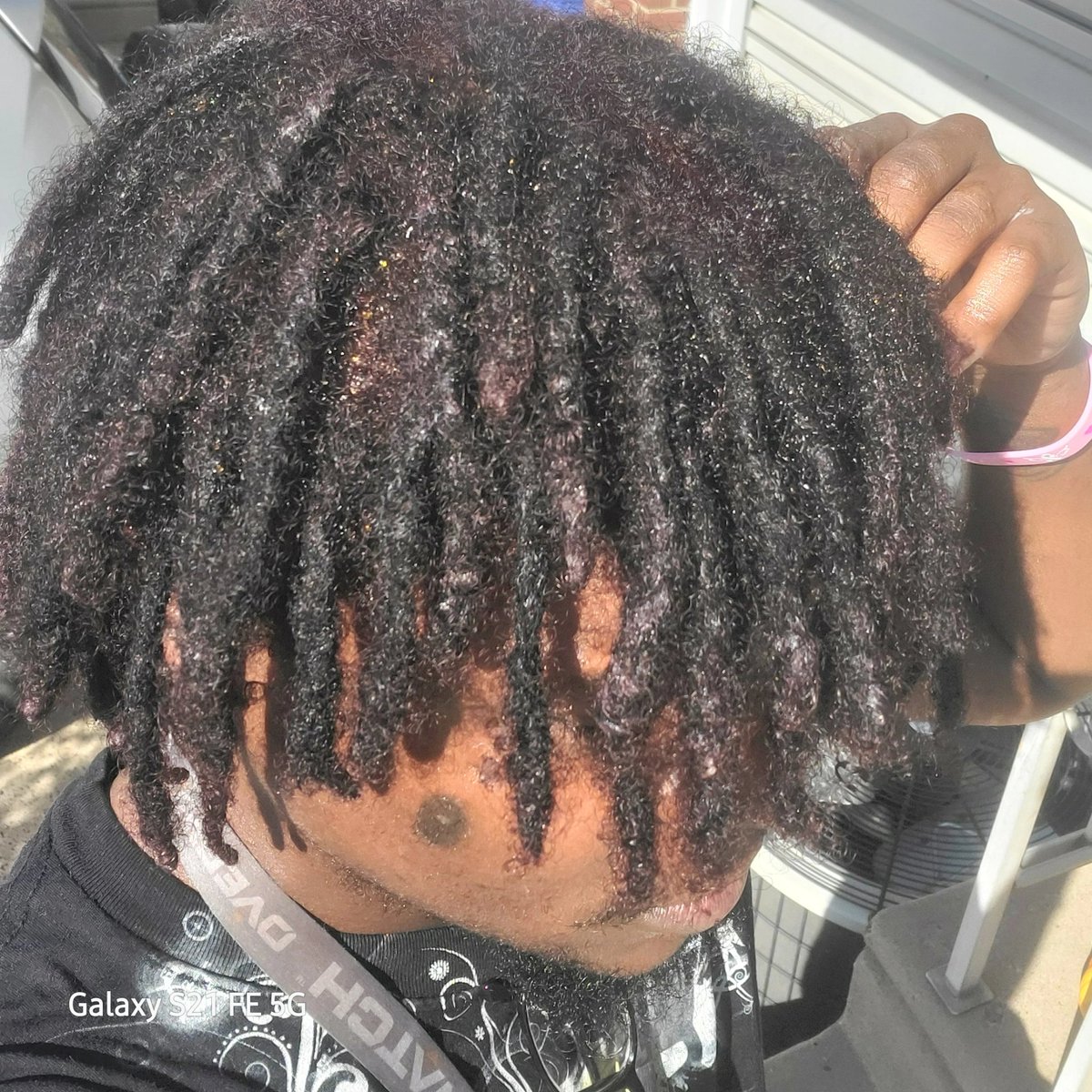 JoyFear1's tweet photo. Ngl I kinda miss the black locs, now that they're nose length ik the next goal gonna be annoying when my hair keeps getting in my food🤣 https://t.co/m6lKwvndhg