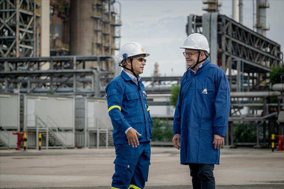 MENAFN's tweet image. More Australian LNG To Singapore Flagged As Albanese Looks To Strengthen Oil Supply Chain #More #Australian #Singapore #Flagged #Albanese #Looks #Strengthen #Supply #Chain #Factory #Output #Production #Appliance #Equipment dlvr.it/TRykt2