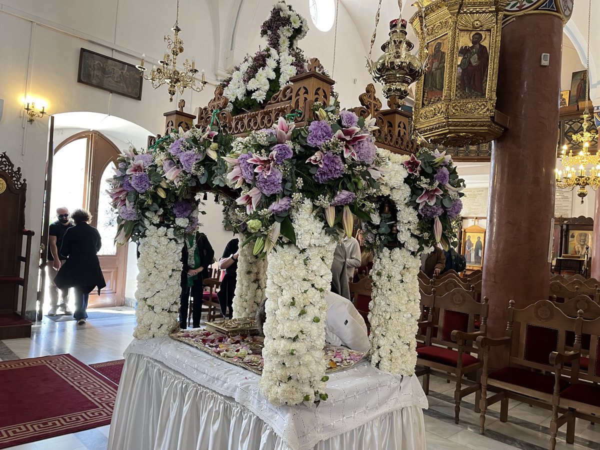 n_santama's tweet image. Τιμώντας το έθιμο, όπως κάθε χρόνο. Η κατάνυξη της Μεγάλης Παρασκευής στους επιτάφιους της Λευκωσίας. 1/

#GoodFriday #OrthodoxEaster