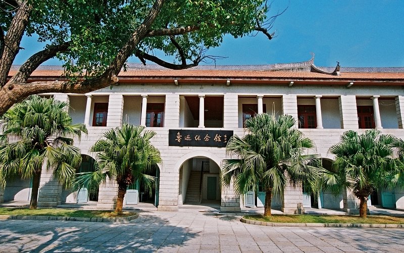 HolaFujian's tweet image. Xiamen University, the most beautiful campus between mountains and sea. By Furong Lake, amid Tan Kah Kee buildings and blooming flame trees, the scent of books dances with sea breeze—every scene a poem of youth. #China #RefreshingFujian #Scenery

For more information, visit: