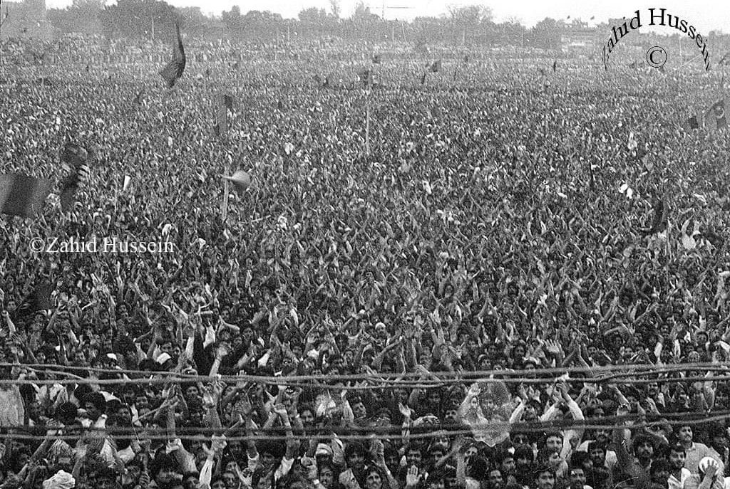 awais_shah01's tweet image. On April 10, 1986, history was made as millions filled the streets of Lahore to welcome back Shaheed Motherman Benazir Bhutto after years of exile. A sea of 3 million voices echoed one message; democracy cannot be silenced.

#ConstitutionDay #April10