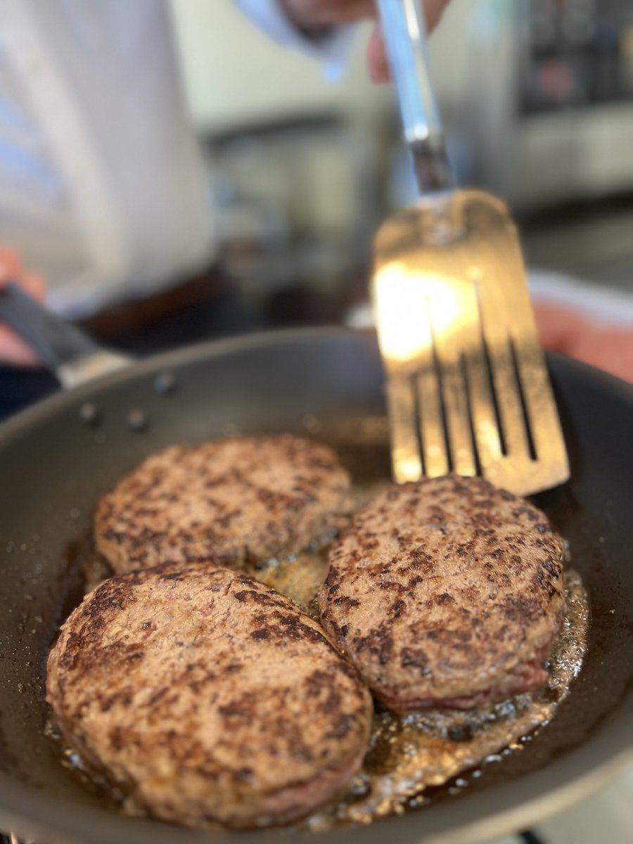 maidohachi's tweet photo. 栗原産仙台牛100%のハンバーグのお話
（少し長くなります）
宮城県内で肥育され仙台牛として認定されるのは5等級のみと言う厳しい基準が有名ですが、栗原市の生産者産たちは更に独自の基準を設けています。

炊飯玄米を飼料に、
抗生剤不使用という
安心安全の肥育に取り組むことです。

栗原市産の仙台牛100%で実現したのがこのハンバーグ。

ビーフ100％ハンバーグと言うと、
粗挽き、肉肉しい系がイメージされますがコレは違います。
脂身の上質さを活かし柔からさを楽しめるハンバーグなのです。
店内のメニューブックには
Wagyuと書いてあるハンバーグを選択してください。
