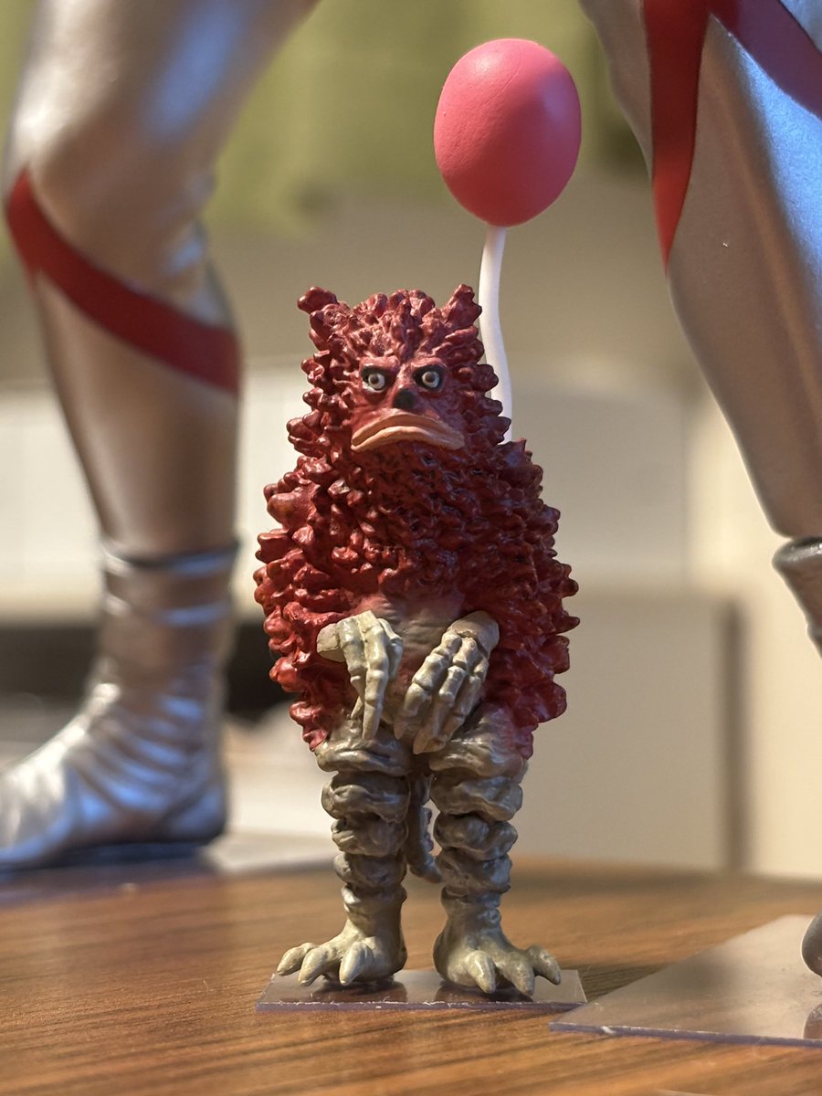 woc20000's tweet image. 今夜の晩酌フィギュアはウルトラマンと小っちゃいピグモン！ #ウルトラマン #ウルトラマン生誕60周年 #CCP