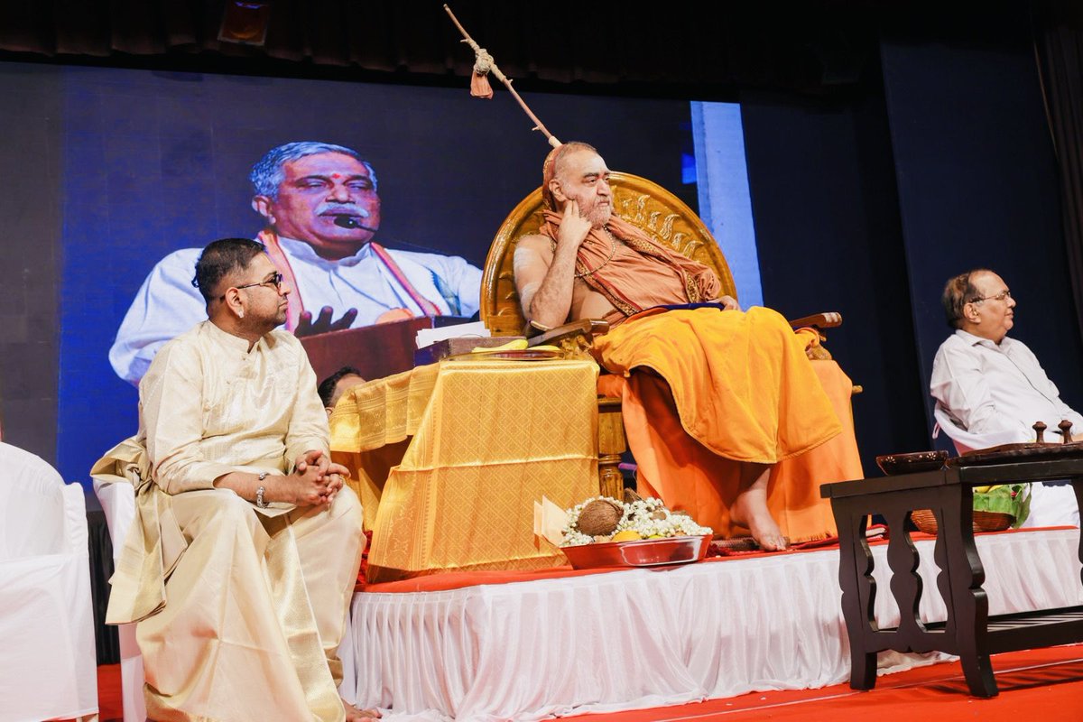 dushyanthsridar's tweet image. #RSS in #Mumbai celebrated 100 glorious years of it’s seva to #Bharata in a grand manner. I had the opportunity to pay my obeisances to it’s karyakartas who have served this bhumi, selflessly in the last century 🙏🏽

The entire function was held in the divine presence of Kanchi