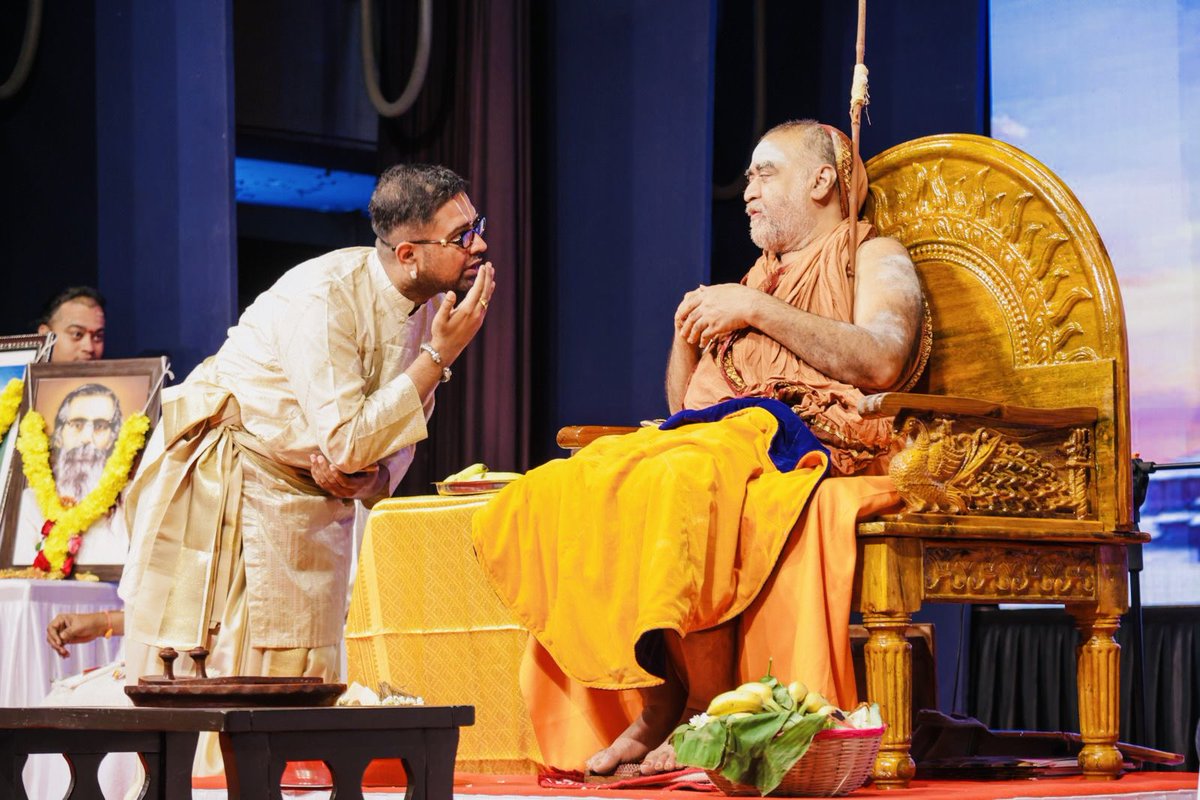 dushyanthsridar's tweet image. #RSS in #Mumbai celebrated 100 glorious years of it’s seva to #Bharata in a grand manner. I had the opportunity to pay my obeisances to it’s karyakartas who have served this bhumi, selflessly in the last century 🙏🏽

The entire function was held in the divine presence of Kanchi