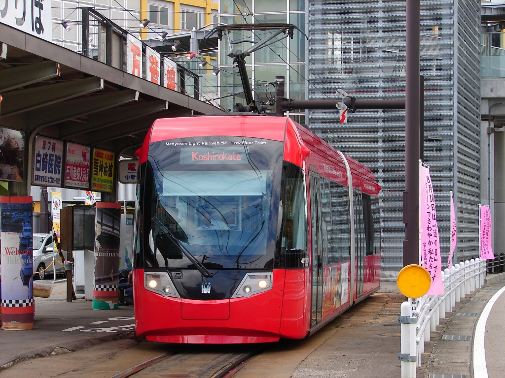 万葉線に新車導入発表！「アイトラム」は全車代替ヘ
207hd.com/post-53894/

先月に報じられた万葉線の新車、先ほど公式からも発表がありました
やはり新しい方のアイトラム（画像）を置換ですね…。

まさかこんな結末になろうとは