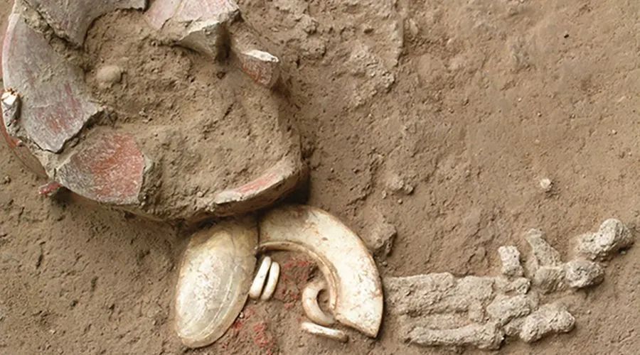 AntiquityJ's tweet image. From the Neolithic to the Iron Age, ochre acted as a powerful marker of identity and belief in prehistoric Thailand.

Examination of how its use in elaborate funerary rituals changed over time reveals over three millennia of shifting culture.

🆓 doi.org/10.15184/aqy.2…