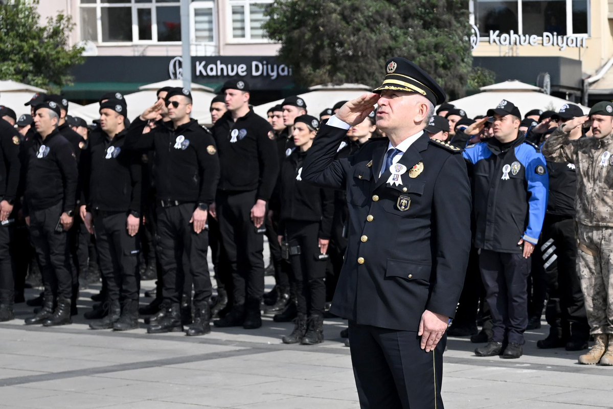 Türk Polis Teşkilatımızın 181. Kuruluş Yıl Dönümü münasebetiyle, Kent Meydanı Atatürk Anıtında Çelenk Sunma Töreni düzenlendi.

🇹🇷🇹🇷🇹🇷 

#TürkPolisTeşkilatı181Yaşında
#10NisanPolisHaftası
#KocaeliEmniyet