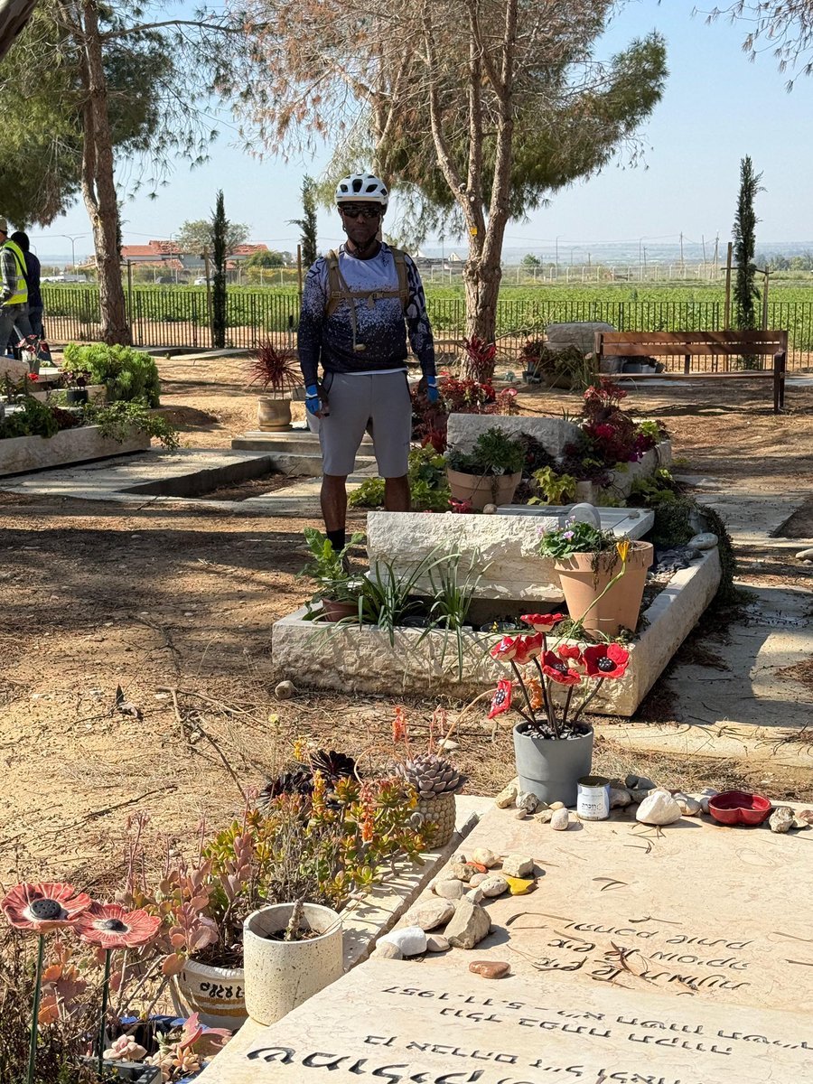 "במקום שבו ניסו לגדע חיים, אנחנו חוזרים לרכוב, לבנות ולצמוח. 

פרק תהילים בבית העלמין של בארי לזכרם של הקדושים.

אנחנו לא רק זוכרים, אנחנו מבטיחים: השממה הזו עוד תפרח וזכרם יהיה שזור לעד בתקומת ישראל. 

נקמתנו היא בתקומתנו, נמשיך להשיב מלחמה שערה ולנקום את דמם דרך בניין הארץ
