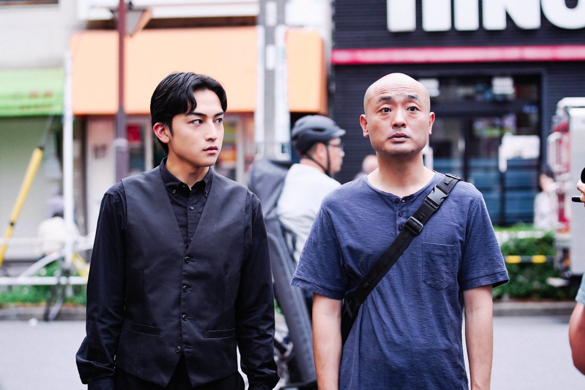┈┈┈┈••✼✂️✼••┈┈┈┈

　映画『#死神バーバー』
　　💈場面写真 💈

┈┈┈┈••✼✂️✼••┈┈┈┈

沼田賢治（#宇野祥平）は
コンカフェで凛（#工藤遥）と出会う🎀

そんな沼田を
側で見守る死神・サクマ（#日穏） 🕴️🤘

💈映画『#死神バーバー』
2026年 初夏公開