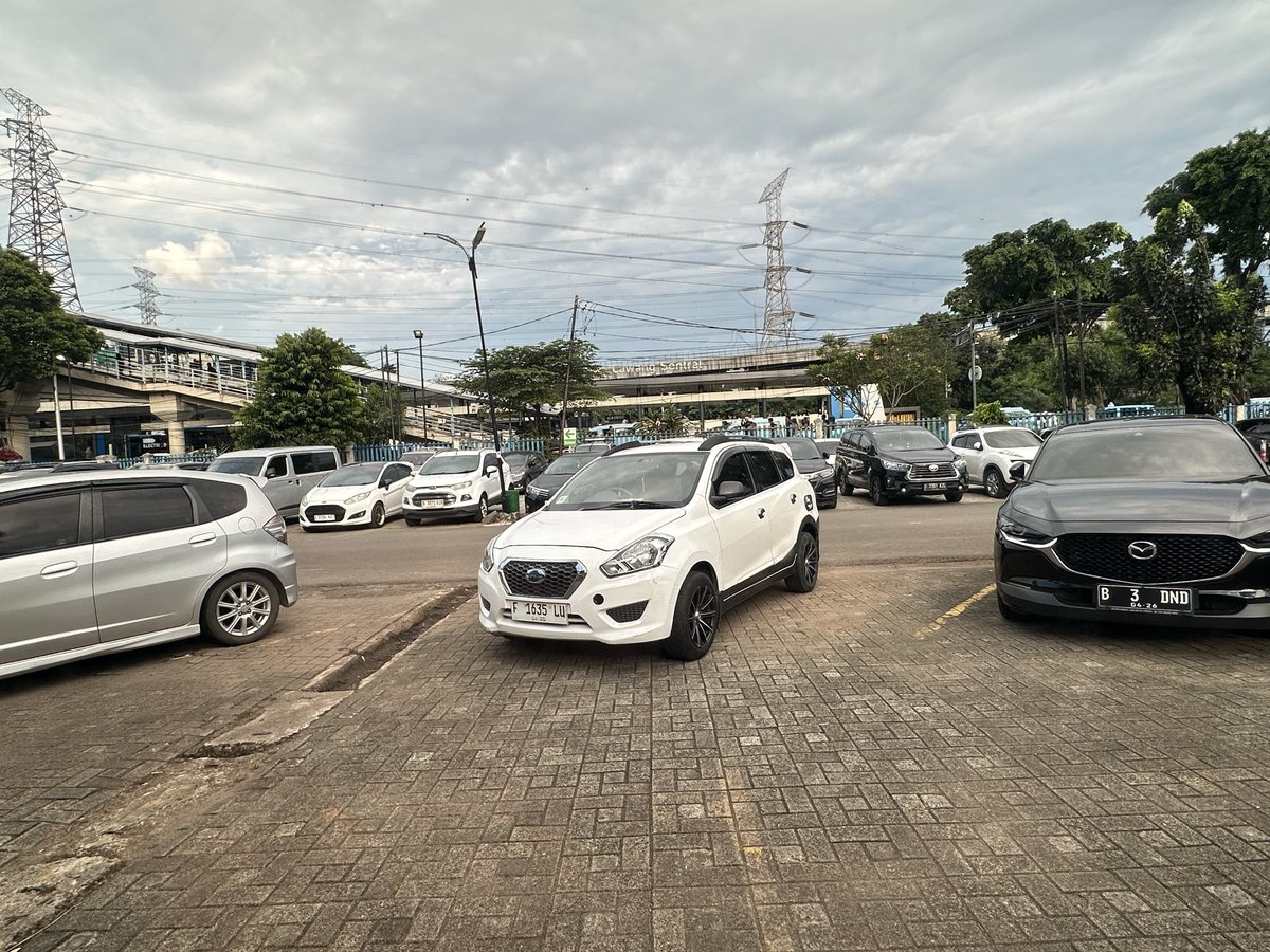 Yousee1705's tweet photo. Parkiran di kampus UKI sore ini, ada 4 space yg renggang shg ga bs masuk 1 mobil utk parkir #UKI @Kampus_UKI https://t.co/TGaQ90kEXk