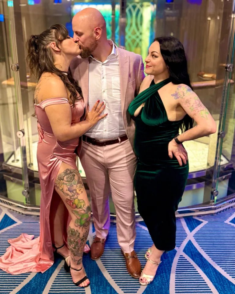 UnicornSwingers's tweet photo. Date night is just… night. With both my girls 🌃💃💃

#BiLove #Throuple #SwingersLife https://t.co/8xmk91kn0x