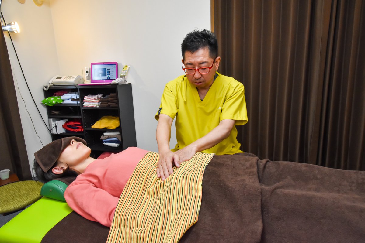 「鉄板のような凝り」
交感神経過多の40代男性。

「強く揉み解す」施術ではなく
じわじわ溶かし分離する推拿。

腹部推拿で
副交感神経優位の状態へ調律。

「無意識の緊張」習慣から
リラックスをデフォルトに。

詳しくはこちら👇
tentochitohito.jp/blog/case/2026…

#推拿 #自律神経 #中野整体 #腹部推拿
