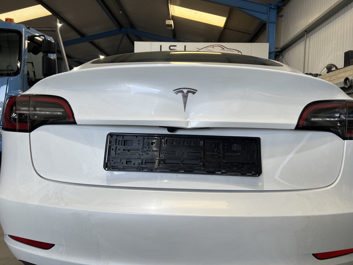 lsj_info's tweet photo. Before and after on a Tesla tailgate that was dented #carbodyrepair #tesla #white #cardent https://t.co/o4S2IoZnH6