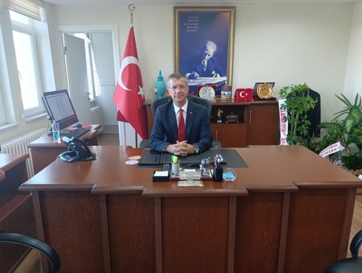 TC_Babaeski's tweet photo. Babaeski Kaymakamı Tamer ORHAN’ın Polis Haftası Mesajı.
Ülkemizin dört bir yanında büyük bir özveriyle çalışarak milletimizin huzur ve güvenliğini sağlayan Polis Teşkilatımız; vatandaşlarımızın can ve mal güvenliğini koruma, huzur ve güven ortamını tesis etme, suç işlenmesini önleme ve işleyenleri adalete teslim etme gibi kutsal bir görevi, 181 yıldır başarılı bir şekilde yerine getirmektedir.
 Güvenlik güçlerimizin çok önemli bir parçası olan Polis Teşkilatımız, ülkemizdeki iç huzur, güven ve istikrar ortamının korunmasındaki en büyük güvencedir. Hukukun üstünlüğünü, insan haklarına saygıyı ve demokratik toplum düzeninin devamını kendine ilke edinen, 181 yıllık bilgi ve deneyimiyle büyük başarılara imza atan Emniyet Teşkilatımız, vatandaşlarımızın çekinmeden, korkmadan başvurabileceği bir güven ve huzur kapısıdır.
 Şerefli mazisinden ve milletimizden aldığı güçle kendisine tevdi edilen görev ve sorumlulukları her koşulda en iyi şekilde yerine getiren emniyet teşkilatımız, Gazi Mustafa Kemal Atatürk’ün “Polis asker kadar disiplinli, hukukçu kadar hukuk adamı, bir anne kadar şefkatli olmalıdır. Herkesin polisi kendi vicdanıdır, fakat polis vicdanı olmayanların karşısındadır.” dediği gibi ülkemizin bölünmez bütünlüğüne sonsuza dek sahip çıkacak ve üstlendiği tüm görevleri yasalar çerçevesinde yerine getirmeyi her zaman sürdürecektir.
 Bu duygu ve düşüncelerle, görevleri başında şehit düşen kahraman polislerimize Allah´tan rahmet diliyor, gazilerimize şükranlarımı sunuyorum. Kurulduğu günden bu yana toplumun huzur ve güvenliğinin sağlanması için büyük bir özveriyle çalışmalarını sürdüren Polis Teşkilatımızın 181’nci kuruluş yıl dönümünü kutluyor, tüm emniyet mensuplarımıza başarılar diliyorum.
https://t.co/h850fEMFxM