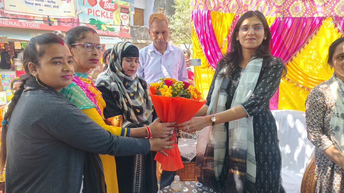 CdoBareilly's tweet photo. विकास खंड क्यारा के ग्राम करगैना में NRLM योजनान्तर्गत बनाये गए महिला स्वयं सहायता समूह श्री बाला जी, साईं, सावन, उज्जवला, कोमल, शिवशक्ति व राधिका SHG के क्रिया कलापों को देखा व समस्याओं के बारे में पूछा और प्रोत्साहित कर नये समूह गठन करने के निर्देश स्टाफ को दिए https://t.co/Yr8AhftIKy