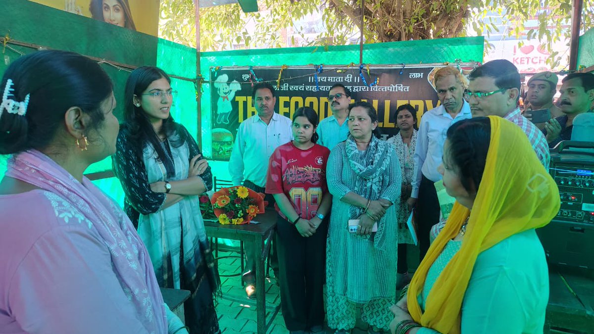CdoBareilly's tweet photo. विकास खंड क्यारा के ग्राम करगैना में NRLM योजनान्तर्गत बनाये गए महिला स्वयं सहायता समूह श्री बाला जी, साईं, सावन, उज्जवला, कोमल, शिवशक्ति व राधिका SHG के क्रिया कलापों को देखा व समस्याओं के बारे में पूछा और प्रोत्साहित कर नये समूह गठन करने के निर्देश स्टाफ को दिए https://t.co/Yr8AhftIKy